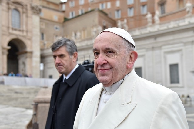 El Papa Francisco al cierre de su audicencia general del miércoles en la Plaza San Pedro del Vaticano. 14 de febrero, 2018.  REUTERS/Alberto Lingria