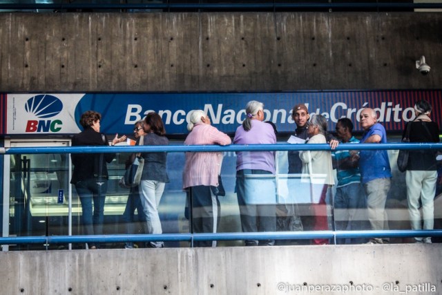 Pensionados hacen cola en el banco (foto Juan Peraza)