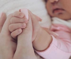 Kylie Jenner bate récord de likes en Instagram con la foto de su bebé