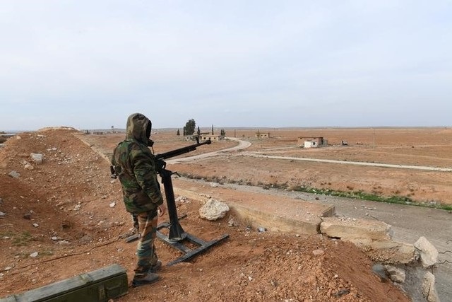 Un soldado sirio leal a las fuerzas del presidente Bashar al-Assad vigila su puesto en la provincia de Idlib. Foto de archivo. SANA/Handout via REUTERS 