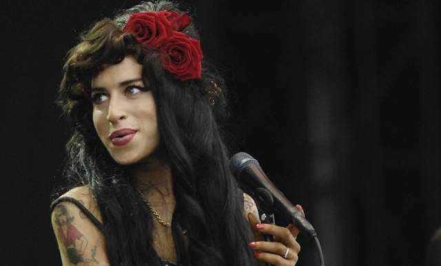Amy Winehouse durante un concierto en 2008