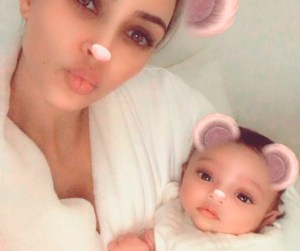 Kim Kardashian presenta a su bebé Chicago