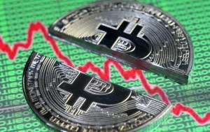 Bitcoin extiende pérdidas y retrocede más de un 10 % en el día