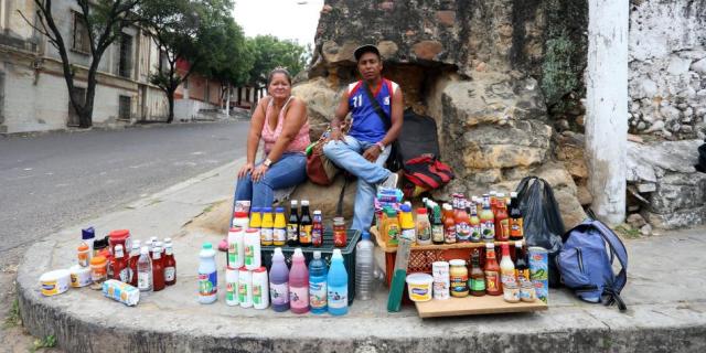 Muchos venezolanos llegan con cosas para vender y así poder financiar el resto de su viaje. Esto afecta a los comerciantes colombianos en las zonas de frontera. Foto: Andrea Moreno / EL TIEMPO