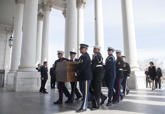 A Military Honor Guard carries the casket of Reverend Billy Graham as it arrives at the US Capitol in Washington, DC, February 28, 2018, prior to a Lying in Honor ceremony in the Capitol Rotunda. / AFP PHOTO / POOL / SAUL LOEB