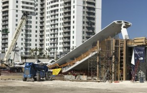 Suben a seis los muertos por colapso de puente peatonal en Miami