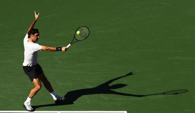 Roger Federer de Suiza golpea un tiro durante su partido contra Federico Delbonis de Argentina durante el BNP Paribas Open en el Indian Wells Tennis Garden de la República Checa el 11 de marzo de 2018 en Indian Wells, California. Adam Pretty / Getty Images / AFP 