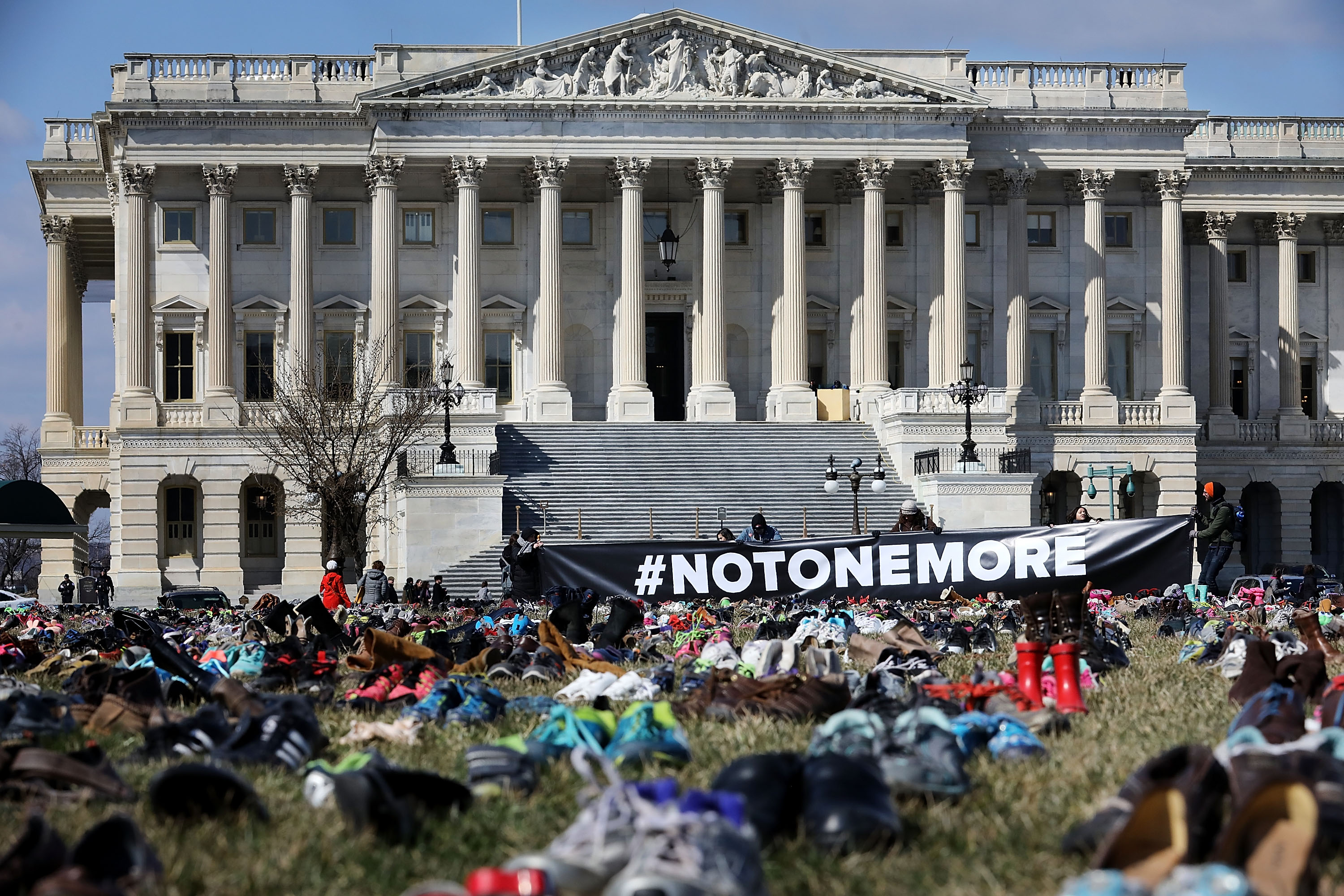 Al menos 7.000 pares de zapatos de niños fueron dejados frente al Capitolio en Washington (Fotos)