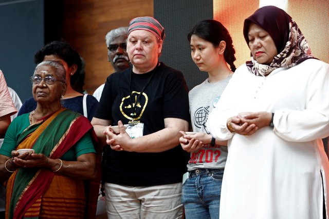 Los miembros de la familia sostienen velas durante el cuarto evento de conmemoración anual del vuelo desaparecido de Malaysia Airlines MH370, en Kuala Lumpur, Malasia el 3 de marzo de 2018. REUTERS / Lai Seng Sin