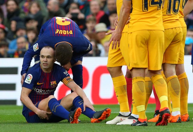 El jugador del Barcelona Andrés Iniesta se resiente de una lesión durante el partido de Liga contra el Atlético de Madrid celebrado en el Camp Nou el 4 de marzo de 2018. REUTERS/Albert Gea