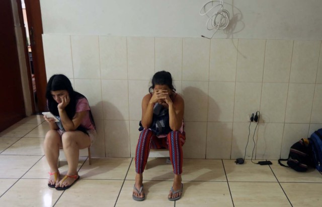 Venezuelans migrants sit at a shelter for Venezuelans in San Juan de Lurigancho, on the outskirts of Lima, Peru March 9, 2018. REUTERS/Mariana Bazo