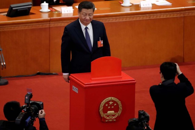 Chinese President Xi Jinping pauses after casting his ballot during a vote on a constitutional amendment lifting presidential term limits, at the third plenary session of the National People's Congress (NPC) at the Great Hall of the People in Beijing, China March 11, 2018. REUTERS/Jason Lee
