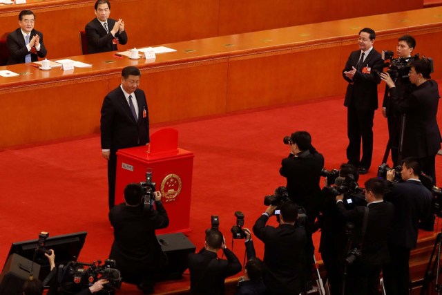 Chinese President Xi Jinping pauses after casting his ballot during a vote on a constitutional amendment lifting presidential term limits, at the third plenary session of the National People's Congress (NPC) at the Great Hall of the People in Beijing, China March 11, 2018. REUTERS/Damir Sagolj