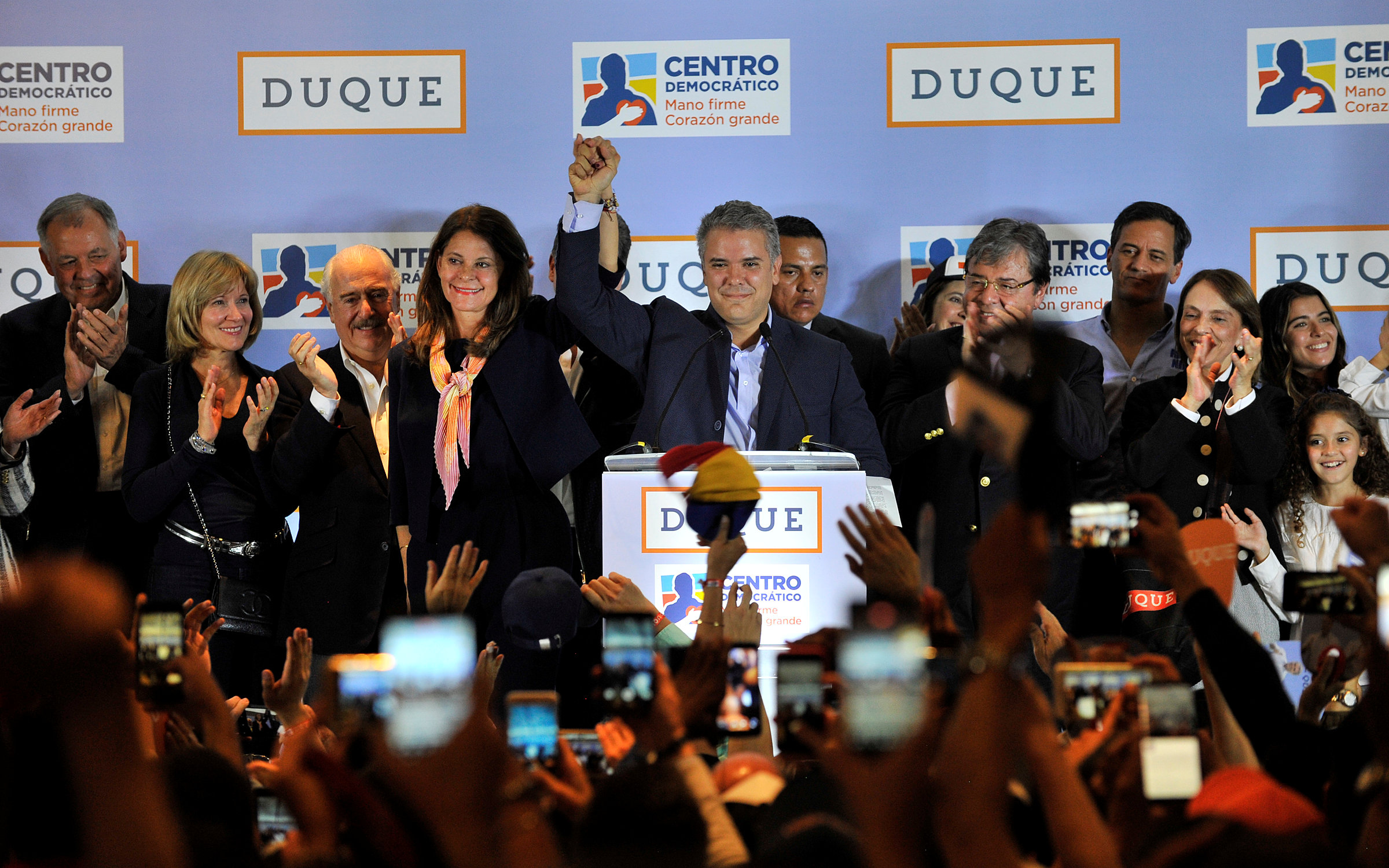 Iván Duque lidera intención de voto para presidenciales en Colombia, según encuesta