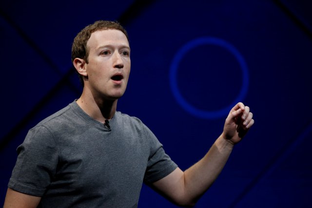 El fundador y CEO de Facebook, Mark Zuckerberg, habla en el escenario durante la conferencia anual de desarrolladores de Facebook F8 en San José, California, EE. UU., 18 de abril de 2017. REUTERS / Stephen Lam / File Photo