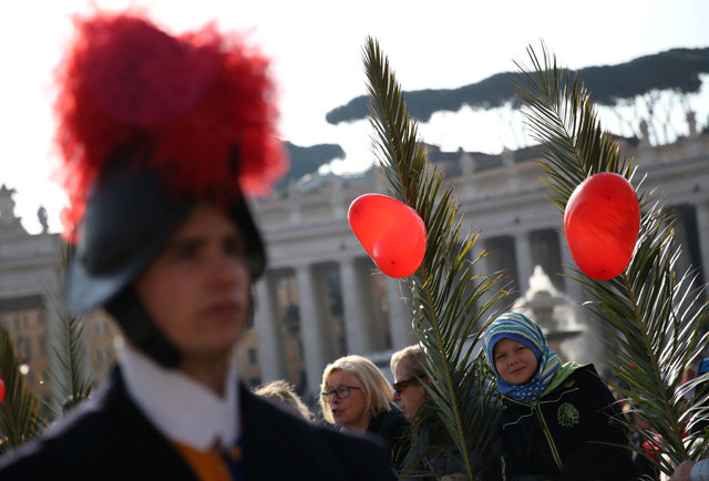 Faithful gather during the Palm Sunday Mass in Saint Peter's Square at the Vatican, March 25, 2018 REUTERS/Tony Gentile