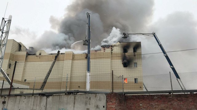 Firefighters extinguish a fire at a shopping mall in Kemerovo, Russia March 25, 2018. REUTERS/Dmitry Saturin NO RESALES. NO ARCHIVES