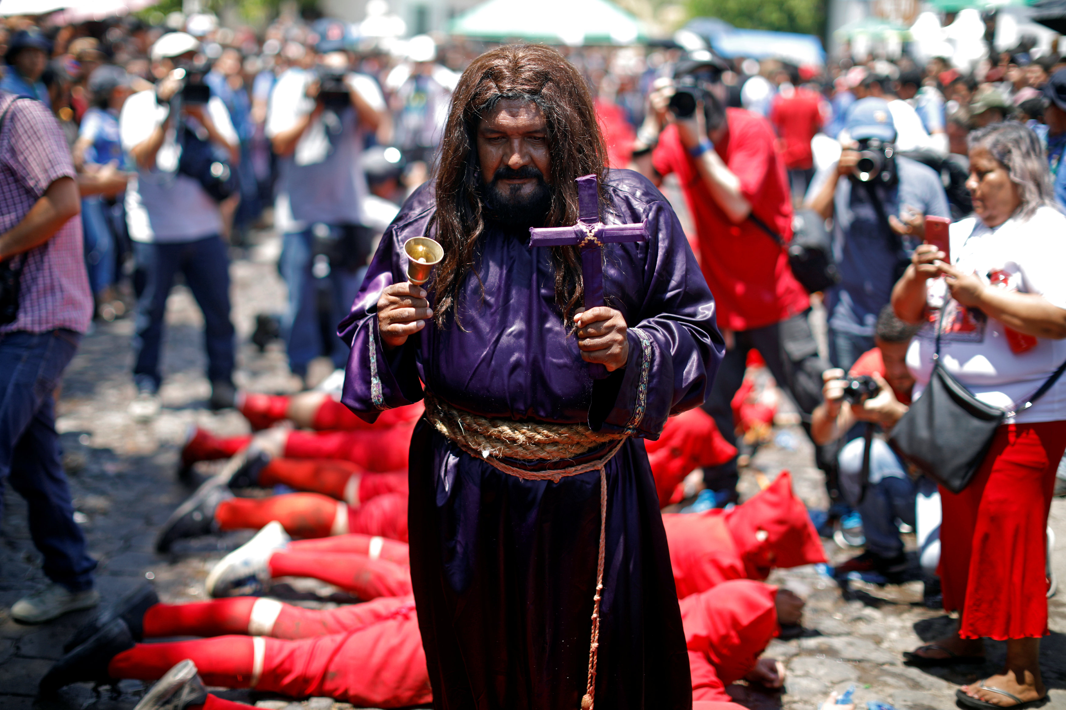 Asesinan a un sacerdote en El Salvador durante acto religioso de Semana Santa