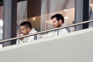 Messi regresa a Barcelona con sus compañeros de equipo