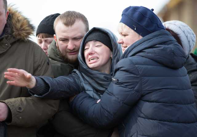 People react during a funeral of a victim of a shopping mall fire at a cemetery in Kemerovo, Russia March 28, 2018. REUTERS/Maksim Lisov