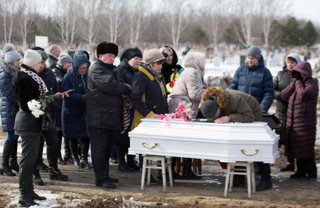 People attend a funeral of a victim of a shopping mall fire at a cemetery in Kemerovo, Russia March 28, 2018. REUTERS/Maxim Lisov