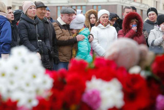 People gather to commemorate the victims of a shopping mall fire in Kemerovo on the day of national mourning in central Moscow, Russia March 28, 2018. REUTERS/Sergei Karpukhin