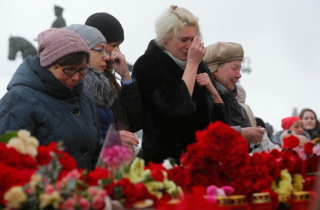 People gather to commemorate the victims of a shopping mall fire in Kemerovo on the day of national mourning in central Moscow, Russia March 28, 2018. REUTERS/Sergei Karpukhin