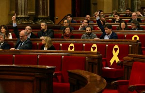 Parlamento catalán reconoce simbólicamente derecho de Puigdemont a ser investido presidente