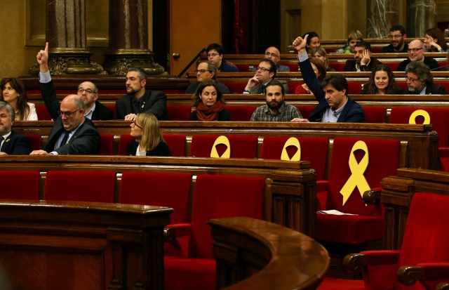 Los portavoces de las partes señalan su posición antes de la votación durante una sesión plenaria del parlamento regional de Cataluña en Barcelona, España, el 28 de marzo de 2018. REUTERS / Albert Gea