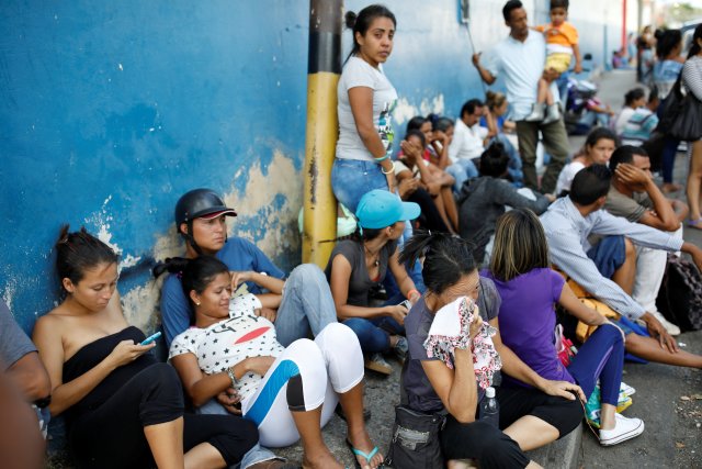 Familiares de los presos esperan información a las afueras de la Comandancia de PoliCarabobo. REUTERS/Carlos Garcia Rawlins