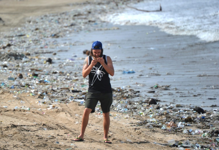 Un buceador filma un mar de basura en las aguas de Bali (VIDEO)
