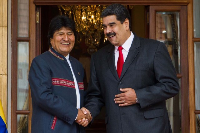 CAR06. CARACAS, 05/03/2018.- El presidente venezolano, Nicolás Maduro (c), recibe al presidente de Bolivia, Evo Morales (i), hoy, lunes 5 de marzo de 2018, en el palacio de Miraflores, en Caracas (Venezuela). Durante esta reunión se abordarán temas como las elecciones presidenciales y de consejos legislativos del próximo 20 de mayo en Venezuela -en las que no participará la principal alianza opositora- y, según señalan medios estatales, esta cumbre también servirá para "recordar el legado" de Chávez en el marco del quinto aniversario de su muerte. EFE/CRISTIAN HERNANDEZ