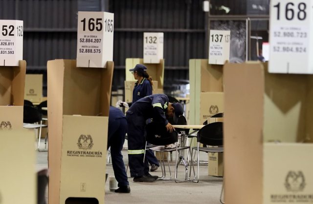 Trabajadores instalan las mesas de votación para las elecciones legislativas en Colombia. EFE/Mauricio Dueñas Castañeda