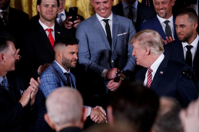 El presidente estadounidense Donald J. Trump (dcha) saluda a José Altuve (c), durante la recepción a los Astros de Houston, campeones de la Serie Mundial de béisbol, en la Casa Blanca de Washington, EE.UU., el 12 de marzo del 2018. EFE/Shawn Thew