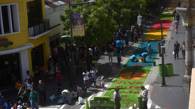 GU4008. CIUDAD DE GUATEMALA (GUATEMALA), 29/03/2018.- Voluntarios guatemaltecos participan en la elaboración de una alfombra de serrín hoy, jueves 29 de marzo de 2018, durante la celebración del Jueves Santo en Ciudad de Guatemala (Guatemala). Miles de guatemaltecos se reunieron este Jueves Santo para elaborar una alfombra de serrín, considerada la más grande del mundo, en el Paseo de la Sexta, la calle peatonal más emblemática del centro histórico de la capital. Los 1.200 voluntarios, convocados por la Municipalidad metropolitana, empezaron hoy a hacer esta alfombra de más de 2.000 metros de longitud y en la que se emplearon un millar de sacos de serrín. EFE/Edwin Bercían