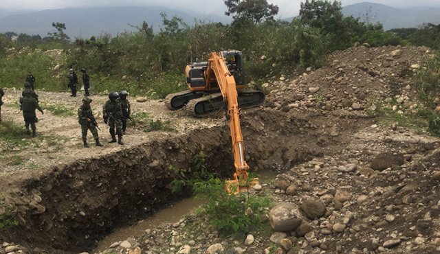 En la trocha Trapiches, los uniformados hicieron un enorme hueco para evitar que los contrabandistas pasen la mercancía con facilidad, así como vehículos