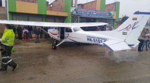 En Colombia: Una avioneta aterrizó de emergencia en plena vía pública (Fotos y Video)