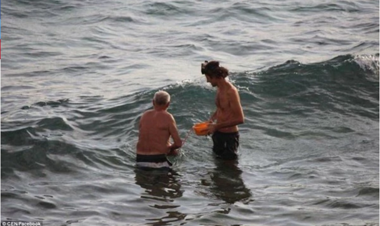 Como si viniera de darse un chapuzón… Esta mujer dio a luz en el mar rojo (FOTOS)