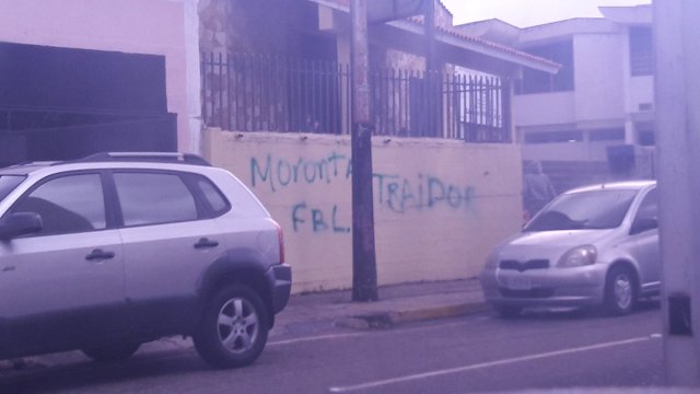 También en la Iglesia Santísimo Salvador de San Cristóbal hicieron  pintas contra Monseñor Moronta (Foto: Lorena Evelyn Arráiz ? @lorearraiz)