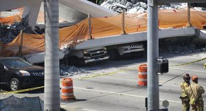 Carro de un venezolano quedó atascado bajo el puente desplomado en Miami (video)