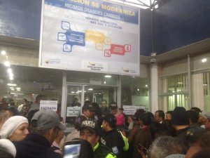 Venezolanos esperaron más de ocho horas para sellar pasaporte entre Colombia y Ecuador (Video)