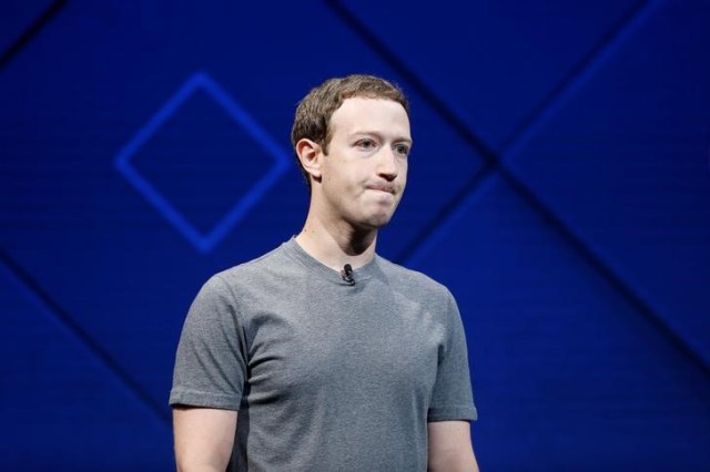 El fundador y CEO de Facebook, Mark Zuckerberg, habla en el escenario durante la conferencia anual de desarrolladores de Facebook F8 en San José, California, EEUU el 18 de abril de 2017. REUTERS / Stephen Lam