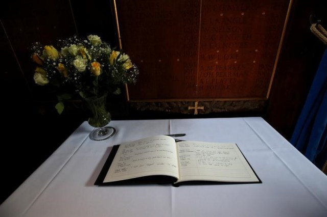 Un libro de condolencias para el profesor Stephen Hawking se ve dentro de la capilla en Gonville y Caius College en la Universidad de Cambridge, en Cambridge, Gran Bretaña, 14 de marzo de 2018. REUTERS / Chris Radburn
