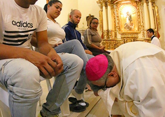 Arzobispo de Perú lavó los pies de 12 venezolanos (fotos)