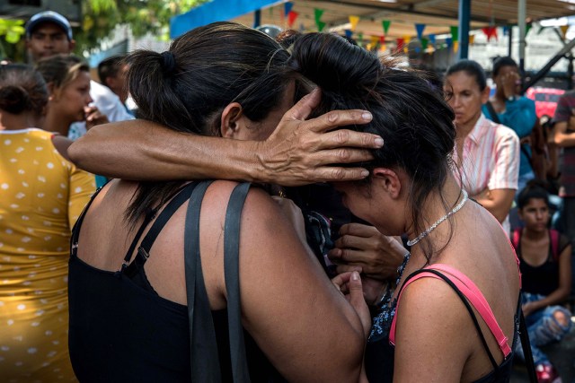 Familiares lloran en las inmediaciones de PoliCarabobo este miércoles 28 de marzo Foto: EFE/Miguel Gutiérrez