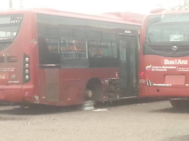 el abogado José Santoyo denunció que tras constatar que los autobuses arrumados en el estacionamiento del complejo deportivo están siendo desvalijados (Foto: Nota de prensa)