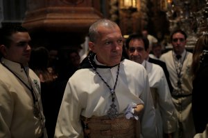 Antonio Banderas vuelve a la Semana Santa española y fue visto en procesión por Málaga