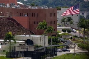 Embajada de EEUU condenó detención de periodistas en cercanías de casa de Leopoldo López