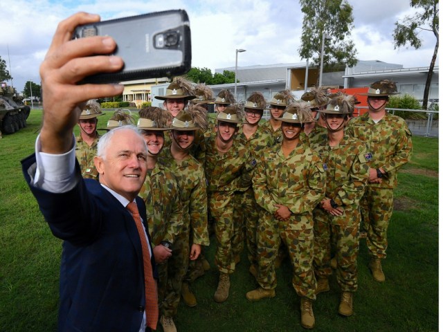 El primer ministro australiano, Malcolm Turnbull, toma una selfie con un grupo de soldados del ejército australiano después de inspeccionar vehículos blindados en el cuartel de Gallipoli en Brisbane Dan Peled. Foto: REUTERS 