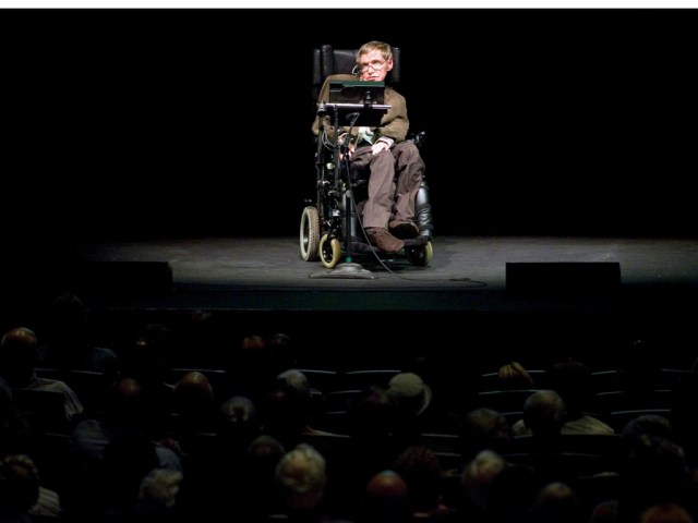 En homenaje a Stephen W. Hawking discute teorías sobre el origen del universo en una charla en Berkeley, California. Foto:  REUTERS / Kimberly White